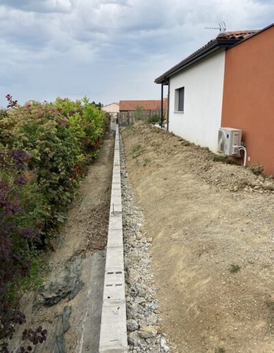 Travaux de terrassement pour le montage d'un mur