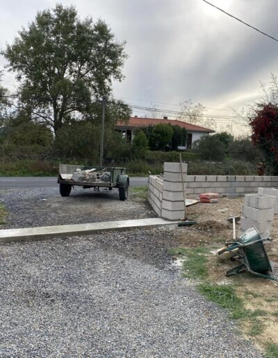 Construction muret extérieur par un maçon