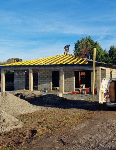 Pose couverture de toiture sur une maison